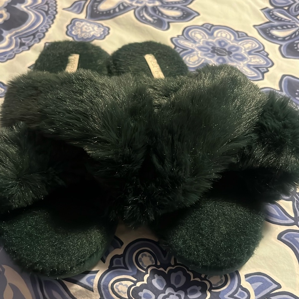 Halluci slippers size 7/8